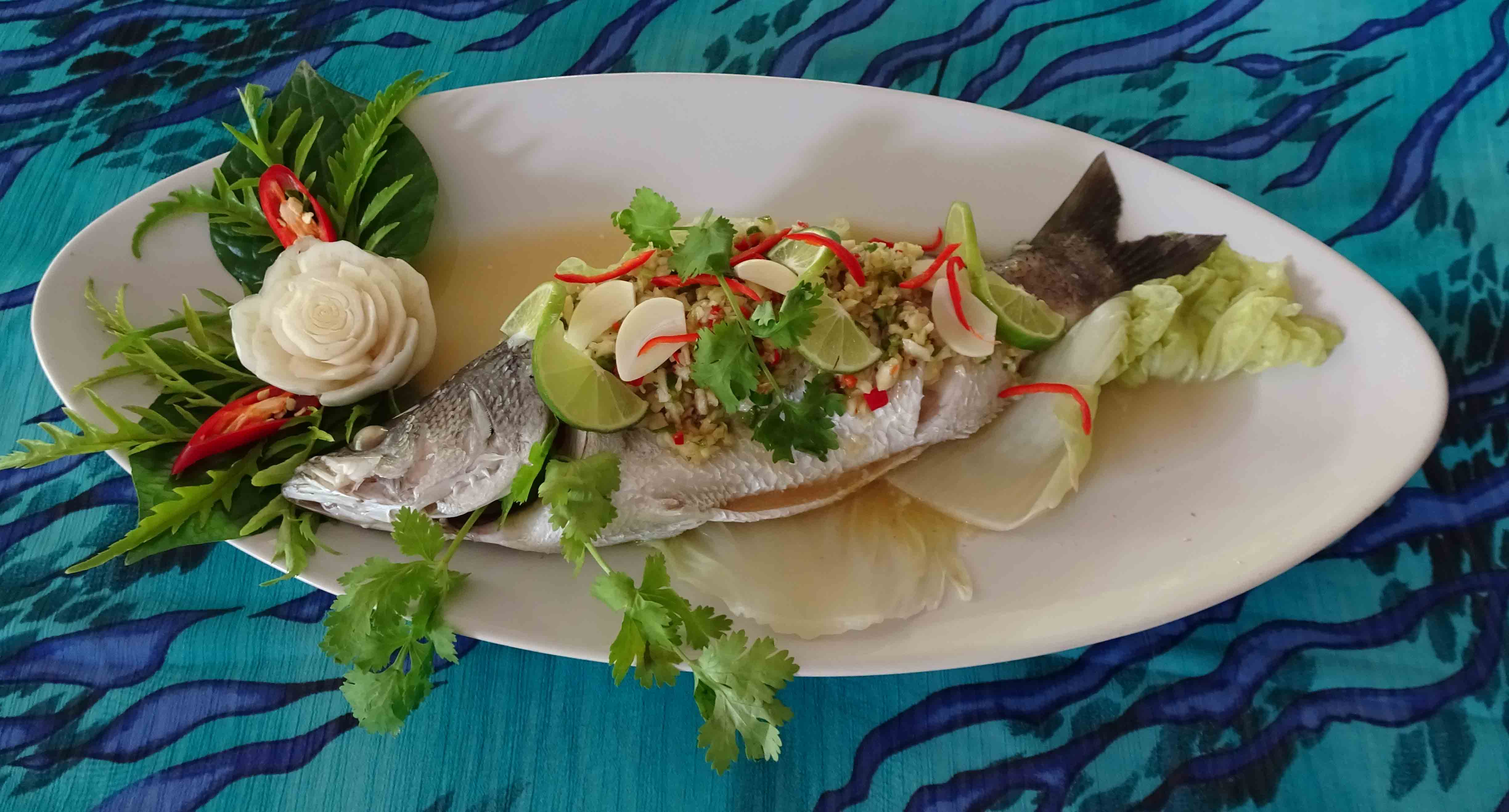 Frittierter Fisch im Ganzen mit thailändischer Sauce – Ernährungscoach ...